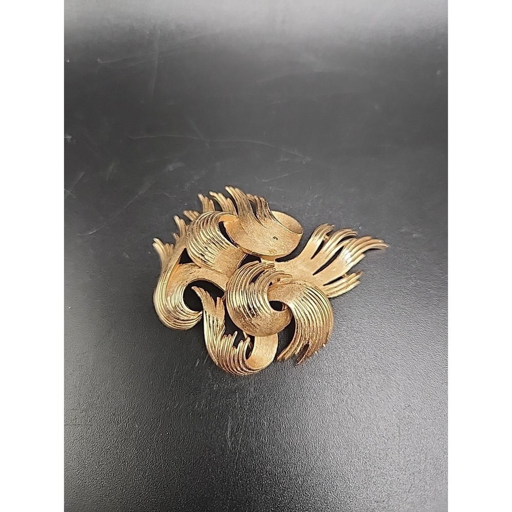 Vintage Crown Trifari Goldtoned‎ Textured Swirl Brooch